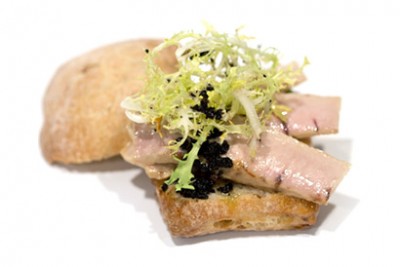 Луковый хлеб с брюшком тунца, салат Фризе маслины