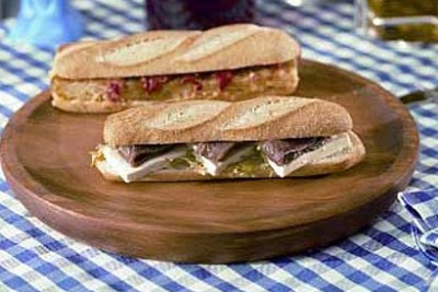 Montadito de tortilla y pimiento y Montadito de queso con anchoas